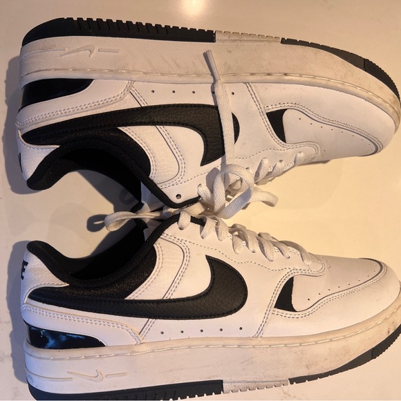 Nike White and Black Women’s Sneakers - Picture 2 of 5